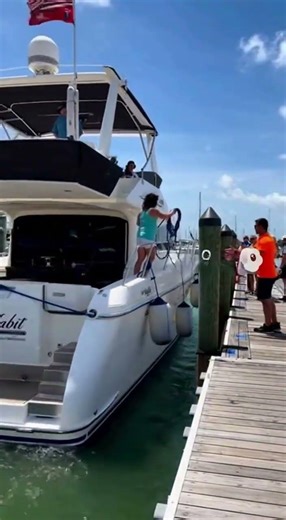 Yacht Docking FAIL: Wind + Bow Thruster Lag = Pure Chaos