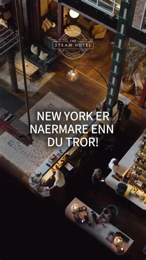 Västerås eller New York? Samme vibe. Mye nærmere. Legg inn et stopp på roadtripen – hos oss på Steam starter sommeren på ordentlig. Takterrasse, pool club, middag og sjøen rett utenfor. Alt du trenger, og litt til. | The Steam Hotel