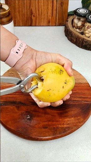 Best way to eat mango this summer 😋 #mangokulfi #shorts