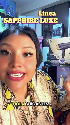 Mis Chicas 🙋🏻‍♀️ Ya Tenemos Disponible toda la LÍNEA SSAPPHIRE LUXE 🥳 La línea Remington Sapphire Luxe es una colección de herramientas para el cuidado del cabello que destaca por su elegante diseño en azul marino con detalles en champaña. Su característica principal es el recubrimiento de cerámica avanzada con infusión de zafiros reales, diseñado para dejar el cabello hasta dos veces más suave y con un brillo intenso. #belleza #tiktoklive #calidada1 #REMINGTON
