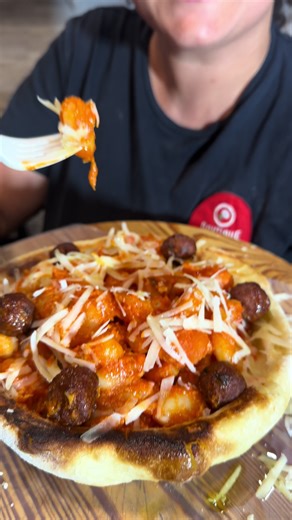 🔥🚨Cono Pizza fatta da noi con : -Gnocchi alla Sorrentina -Scaglie di Grana -Polpette Fritte di Nonna Mariella -Basilico e Olio Extravergine Vienilo a Provare anche Tu❤️ 📲attivi i nostri servizi d’asporto e domicilio al 3488343358 in Via Mario Pagano 224 Trani #boutiquedellapizza #trani #pizza #gnocchisorrentina #panzerottifritti