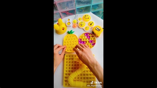 ASMR playing yellow pop it smoothly