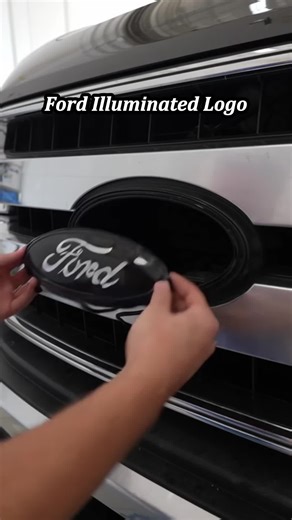 Check out the illuminated Ford logo. Here’s how it looks in the daytime and how it glows at night. #fotd #fordlogo #glowingvehiclelogo