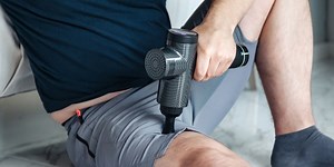 La pistola de masaje muscular más valorada está súper rebajada en las Ofertas de Primavera de Amazon