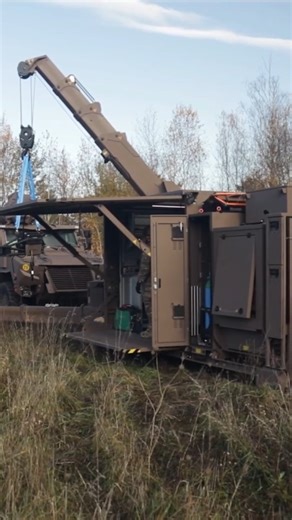 Armée de Terre on Instagram: "Réparer vite, repartir aussitôt 🔧 À Gresswiller en Alsace, le @6e_rmat présente le FRSN (Forward Repair System NATO) lors d’une démonstration dynamique sur blindé Griffon. Un atelier projetable capable d’intervenir directement sur le terrain pour remettre en condition les véhicules endommagés, avec les mêmes capacités de maintenance et de réparation qu’en atelier. #ArméeDeTerre"