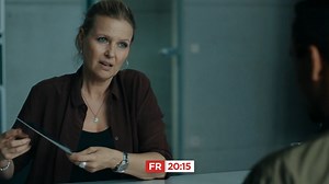 Machtlos erlebt Paparazzo Carlo Ramsauer vom Dach eines Hauses mit, wie im Apartment gegenüber das Model Mira Lehmann tödlich attackiert wird. Der Inhaber der Wohnung, ein prominenter Fußballmanager, kann ein Alibi vorweisen, gibt aber an, dass mehrere seiner Geschäftsfreunde Zugang zu seinem Apartment hatten. 'Die Chefin' heute um 20.15 Uhr! | ORF 2