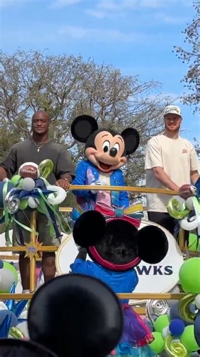 🏆🏈 Del Super Bowl al lugar más feliz del mundo 🤩 Sam Darnold y el MVP Kenneth Walker III, héroes de los Seattle Seahawks 🏈🏆, se divirtieron en Disneyland en las tazas giratorias, fueron parte de un desfile y fueron cobijados por los fans. Si acabaras de ganar el Super Bowl... ¿A qué atracción de Disney correrías primero? 🎢🤔 📹 X / FIVE FIRES (thecalibae) #SuperBowlTelemundo #NFL #SuperBowlLX | Telemundo Deportes