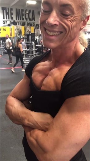 Insane Chest Flexing at The Mecca of Bodybuilding!