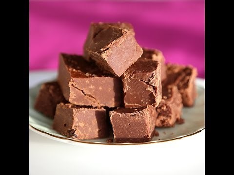 Homemade Chocolate Fudge Recipe #chocolatefudge #homemadedesserts #classicdesserts