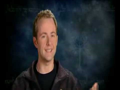 Viggo Mortensen kisses Billy Boyd