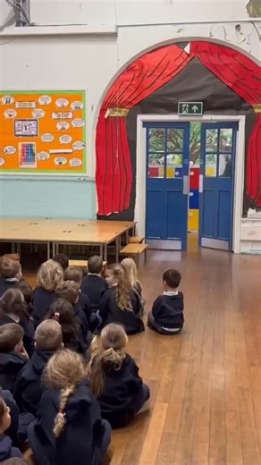 Macclesfield’s Sam Heathcote returned to his PE teacher job on Monday after helping knock out FA Cup holders Crystal Palace, and received a round of applause from his students ❤️👏 📲 Stamford Park Primary School | TNT Sports Football