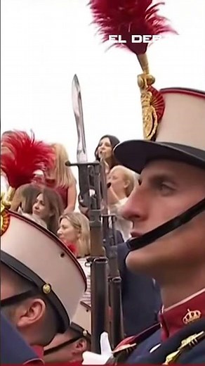 Accidentado desfile de las Fuerzas Armadas: se descuelga la bandera de España en pleno izado