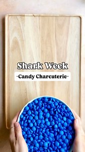 Beach Day Candy Board ☀️ Bring the shoreline to snack time with this sweet beach-themed candy board! Perfect for pool parties, summer birthdays, or just because you’re feeling sandy. 🍬 What’s on the board: • Sour gummy octopus • Gummy sharks & Swedish Fish • Candy necklaces • Saltwater taffy • Chocolate seashells • Haribo peaches (for mini floaties!) • Blue raspberry Airheads (cut into waves!) • Graham crackers or crushed Nilla wafers (for “sand”) • Beach ball lollipops • Umbrella picks & mini 