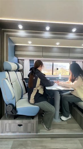 Who says girls can't drive a big RV? #RV #RVlife #RVtravel #RVself-driving | RV Camping Car