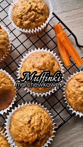 🥕 Marchewkowe muffinki, wilgotne, puszyste i pachnące 😋 🥕Składniki: 4 jajka, 150 gramów cukru trzcinowego, 70 gramów oleju, 200 gramów startej marchewki, Około 90 gramów jabłka (tyle ważyło moje 1 starte jabłko), 250 gramów mąki pszennej, 2 łyżeczki proszku do pieczenia, 1/2 łyżeczki cynamonu 🥕Całość mieszałam ręcznie. Zacznij od połączenia jajek z cukrem (tylko tyle, żeby cukier zaczął się rozpuszczać). Później dodaj resztę składników, wymieszaj i przełóż do papilotek. 🥕Piecz w 180°C do su