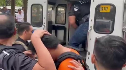 ILANG OPISYAL NG DPWH-BULACAN 1ST DISTRICT ENGINEERING OFFICE, DINALA NA NG NBI SA SANDIGANBAYAN Nasa Sandiganbayan na ang ilang opisyal ng DPWH-Bulacan 1st District Engineering Office matapos silang dalhin ng NBI kasunod ng arrest warrant sa kasong malversation. 📸: PTV === RELATED STORIES: BONG REVILLA, NASA CAMP CRAME NA; SUMUKO MATAPOS LUMABAS ANG ARREST WARRANT NG SANDIGANBAYAN ▶️ https://www.facebook.com/share/v/1BhvJnDTSR/ ‘WALA AKONG KASALANAN DITO’ — BONG REVILLA ▶️ https://www.facebook