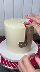 Watch me make this Highland Cow cake! I’ve seen this style a few times over the years and I finally got to make one ???? This was such a fun cake to put together. I show how I rolled the fondant ‘ha | Debbiescakesbakes