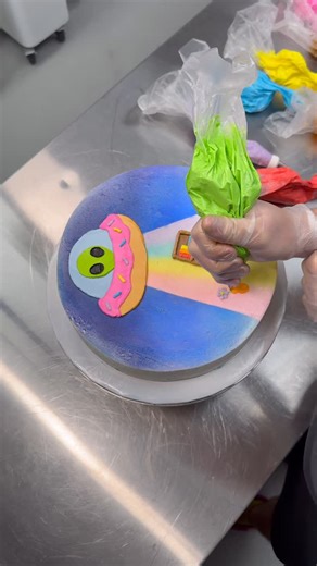 Greg Mason on Instagram: "Alien cake with my remaining 2 brain cells 👽🎂 #buttercreamcake #cakedesign #customersbelike"