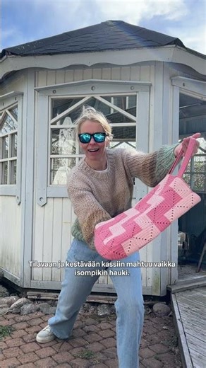 Poseerataan kesäkassin kanssa kuin se olisi kala