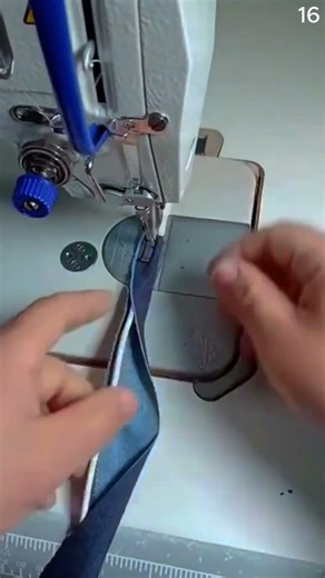Mesin jahit canggih menjahit kain biru dengan kabel USB sebagai penanda #shorts