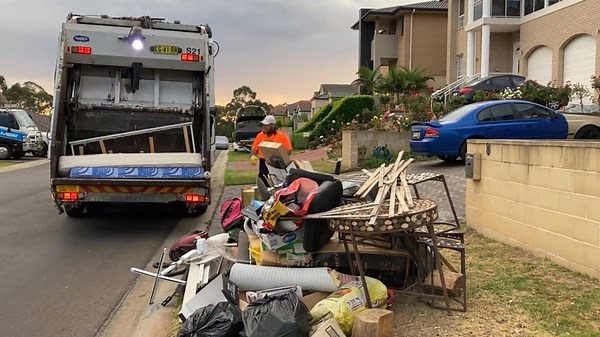 Crushing Sounds of Campbelltown’s Bulk Waste Clean-Up: S21 Rear Loader at Work!
