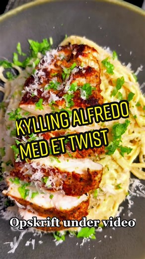 Kylling Alfredo med et twist af Cajun krydderi 🤓👌🏼 2 stk. kyllingebryst. Cajun krydderi, salt og peber. Olie til stegning, og smør. Spaghetti(deceeco) 2 dl. Letmælk. 2 dl fløde. 1 løg. 2 dl. Kraftig kyllinge fond. 3 fed hvidløg. Bundt persille. 75 gram parmigiano reggiano ost. Salt og peber. Cajun krydderi. Ost til at toppe med. @Rema 1000 #food #foodporn #foodgram #sauce #foodtok #cheese #mad #lækkermad #hjemmelavetmad #madinspiration #aftensmadinspiration #aftensmad #nemmad #sundmad #fyp #f