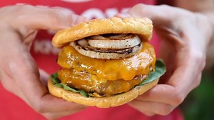 One of the best turkey burgers I've ever made! RECIPE: https://www.flavcity.com/low-fat-turkey-burger/ | BobbyParrish