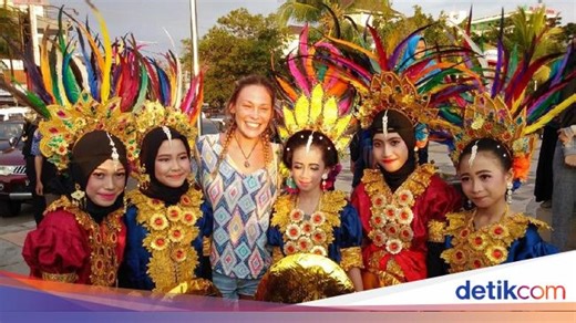 Tari Kipas: Sejarah, Properti, dan Makna Tariannya