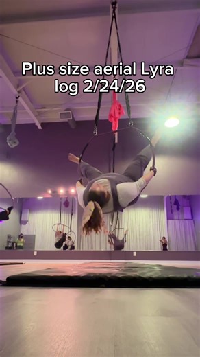 A clunky flow but a flow nonetheless. For my plus size hoopers how do we deal with the legs running into my stomach bc this is making me sooooo slow and non fluid. I’m not hyper mobile. I’m actually the opposite and arthritic making flexibility harder for me in general. My belly stays in the way which is fine in normal setting but in the hoop it’s driving me nuts. Any advice appreciated. Maybe I need compression on bottom to make it at least smoother to glide my legs across it??? Anyways this wa
