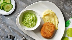 Mletý rezeň so syrom a uhorkovým šalátom | Kuchyňa Lidla