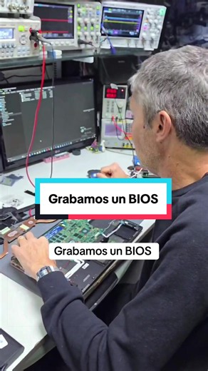 💾 Grabamos un BIOS y devolvimos la vida a una notebook que no encendía Un procedimiento clave cuando la falla está en el firmware y no en el hardware 🔧⚡ #reparacionnotebooks #bios #electronica #notebook #diagnostico