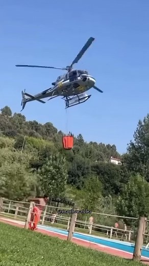 Helicopter takes water from swimming pool to stop raging wildfires😳😳😳#aviation #emergency #helicopter #firefighter #wildfire #pool #fire #avgeek #fyp #foryou