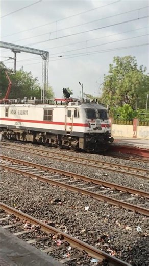 WAP-7 WITH HUMSAFAR EXPRESS MOST PREMIUM TRAIN OF SAURASHTRA... #railfanning #railway #train