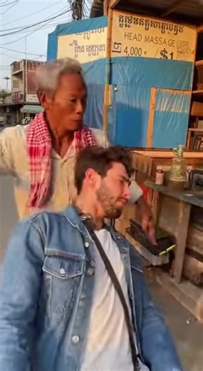 Your free head massage is here.#fyp #cambodia #viral #khmer #khmerfood