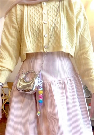 Outfit Ceria dengan Skirt Davelline Aruna