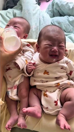 Twin Baby Feeding Time! 🍼🍼 | Double the Cuteness