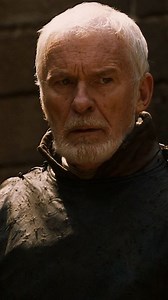 Vou falar um pouco sobre o maior Cavaleiro e Guerreiro de Game of Thrones Sor Barristan o Ousado. Sor Barristan ganhou sua alcunha como " O ousado" quando tinha 10 anos, ele se disfarçou de Cavaleiro misterioso para competir em um torneio em Blackfyre (castelo da casa Dondarriom) Ele foi derrotado , claro, mas o gesto impressionou tanto que o próprio Príncipe Dancan Targaryen , o pequeno, retirou o elmo da criança e então declarou: : "Você não precisa se chamar " O Ousado. Agora, você e Barrista