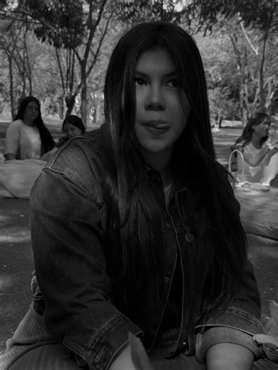 Aceptar, valorar y agradecer. Quiero tomar y no soltar esas tres palabras. Muchas veces no tenemos el control de algunas cosas que vivimos (aunque de otras sí). Pero soltar el control es parte de mi dependencia hacia Dios. Dejar que Él haga lo que yo definitivamente ya no puedo, es el momento en el que acepto mi humanidad y valoro, con el corazón arrugadito y lágrimas en los ojos (como niña regañada que no hizo caso), su grandeza. Porque muchas veces creí que lo podía todo, porque puse mis propi