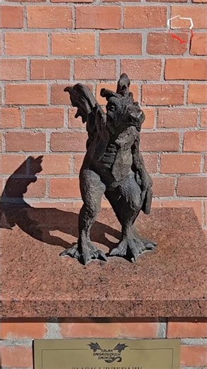 Smok Urzędnik w Żmigrodzie | Strażnik miejskich spraw 🏛️🐉