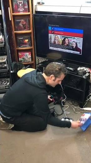 Steve using SingStar Microphones on PlayStation 4 (with SingStar Ultimate Party!)