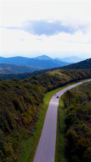This week we're headed to Graham County, North Carolina! Drop your favorite business to visit while you're there. 🍁 📍: Cherohala Skyway 📹: Brooks Bennett | Visit North Carolina