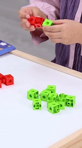 Childa的手 在白色桌面上连接着红色和绿色的计数方块，有稳定的特写框架 库存影片视频（100% 免版税）3968277375 | Shutterstock