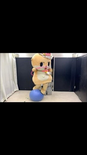 Here's how to play with a hula hoop.フラフープの遊び方はこうですっ☆ #shorts