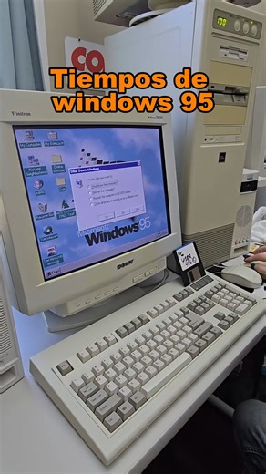 5.7K views · 146 reactions | ¿Recuerdas el primer clic en “Inicio”? Windows 95 trajo el menú que cambió todo, multitarea real, soporte para Internet y una campaña con los Rolling Stones. Fue el comienzo de la era moderna… con disquetes y pantallas azules. #Windows95 #RetroTech #StartMeUp #PCVintage #TechNostalgia | Avantec | Facebook