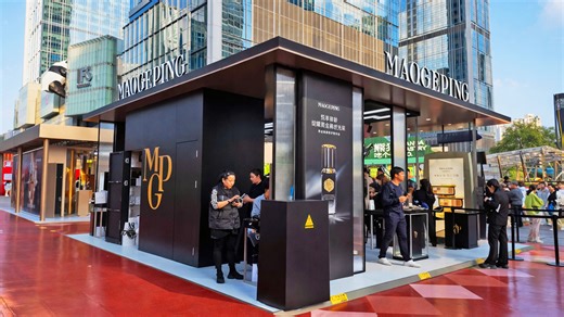 Un stand de maquillage s'installe dans une rue animée de Chine