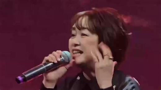 Une chanteuse japonaise interrompue en plein concert en Chine (vidéo)
