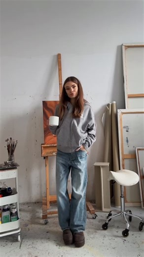 Jette on Instagram: "ART STUDIO DAILY VLOG // EPISODE 01 Documented my first day working in the studio in 2026. want to see more vlogs like this? Let me know?"