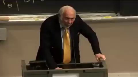 Jim Simons 用数学把 $100 做到了 $130B而他的核心方法，被浓缩在一场免费的 1 小时 MIT lecture 里很多人还在靠 Reddit、情绪和“感觉”选股票Simons 靠 equations，做到了连续 30 年年化 66%这场 lecture 真正有价值的地方，不是鸡汤而是它拆开了 Renaissance Technologies 的底层逻辑：找到人眼看不到的 statistical edges只在数学给出信号时交易同时运行大量小仓位，而不是押一笔大的信号变弱就果断止损长期复利，不断迭代这些不是普通交易技巧而是所有 AI trading bot 背后真正值得保留的原则1988 年，这套东西需要：50 个 PhD数百万美元基础设施多年数据和工程积累普通人根本碰不到的 custom data feeds但到 2026 年，门槛已经变了一个人一台 laptopClaude Code7 天时间每月 $20 API 成本就可以搭一个 working version：跨资产 pattern recognition噪音里的 signal detectionautomate