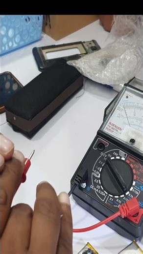 how to find battery voltage with multimeter. #shorts #ytshorts
