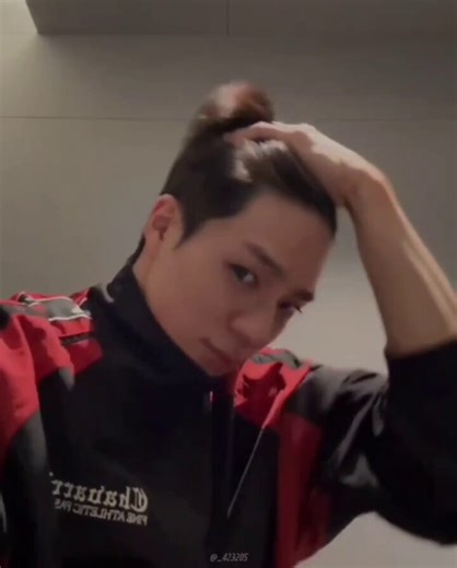 jeno showing his hair and saying how its not it so he put the hat back on and apologized but fans kept saying its okay so he went like🐶 no everyone, its just the rose tinted glasses talking/you're just blinded by love ( he used the word 콩깍지) 콩깍지 is a bean pod but when used like that it describes how a biased person cannot see things objectively😭